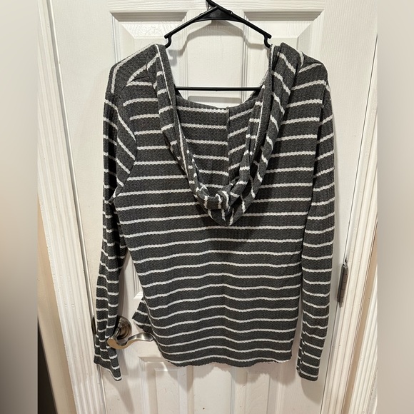 Rue 21 Women’s XL Grey Striped Long sleeve V neck Waffle Stretch - Picture 2 of 3